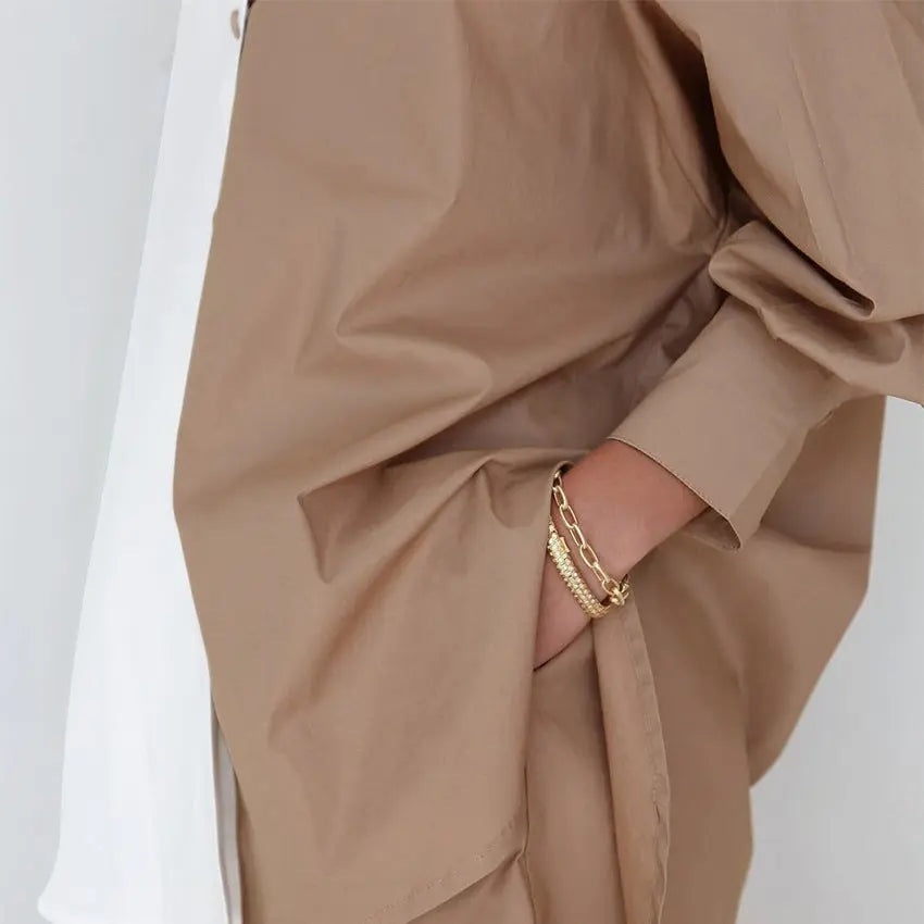 Ensemble deux pièces en coton, chemise à manches longues et short de couleur contrastée. eprolo