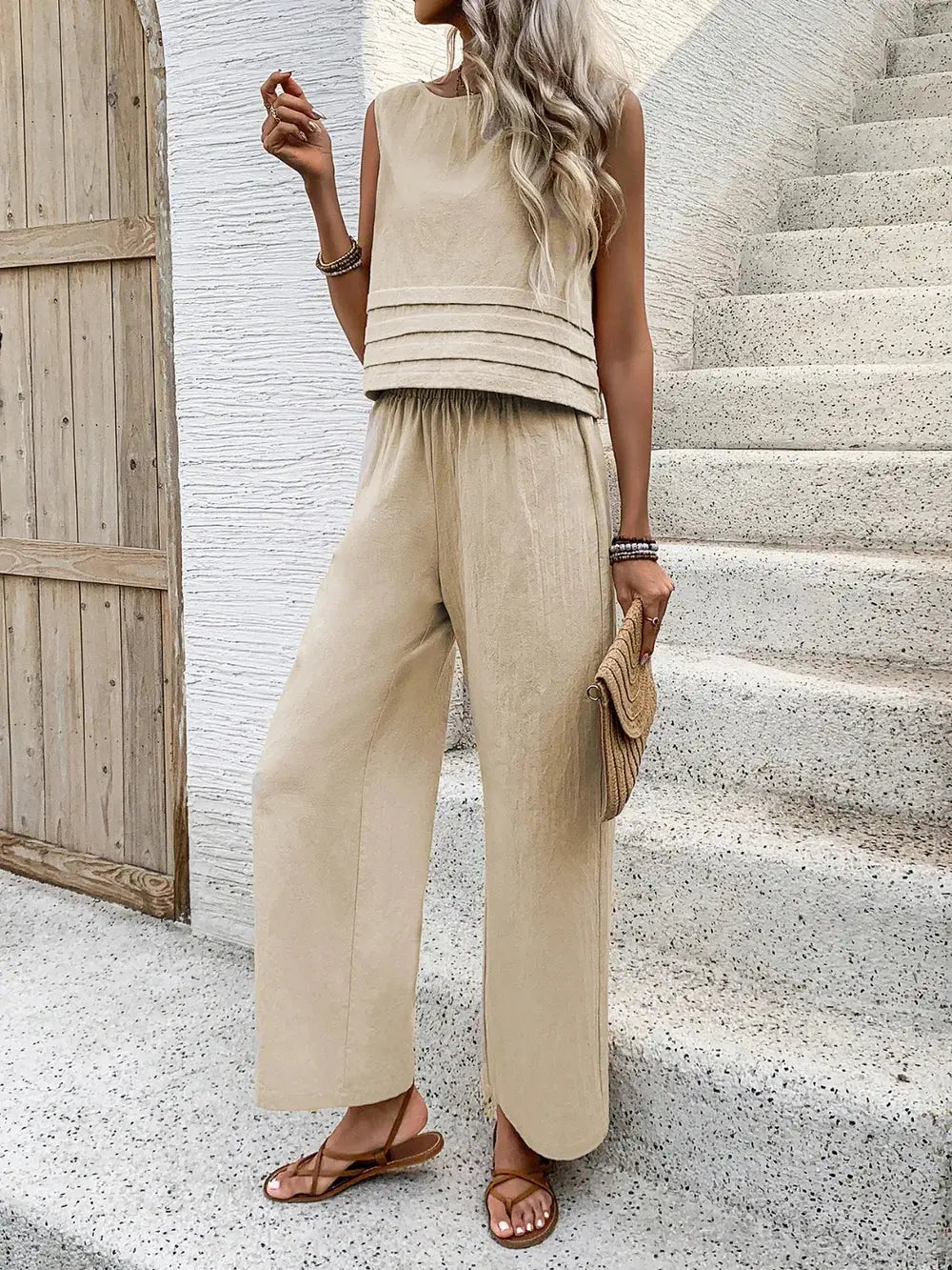 Ensemble haut sans manches à col rond et pantalon large. eprolo