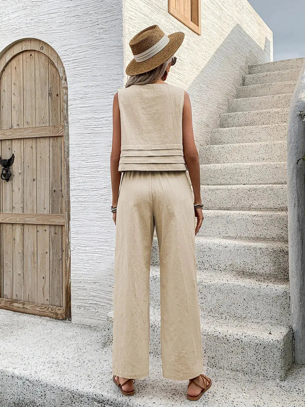 Ensemble haut sans manches à col rond et pantalon large. eprolo