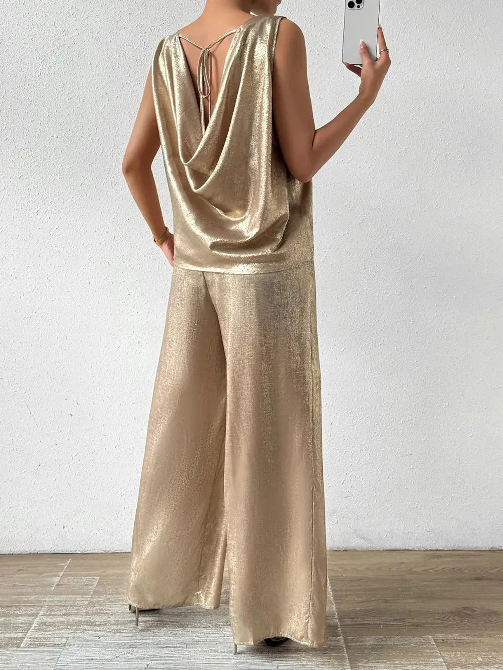 Ensemble haut sans manches et pantalon large tombant, brillant doré. eprolo