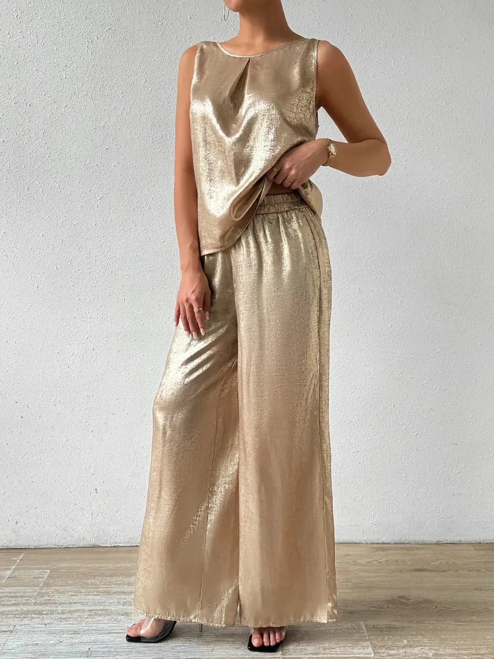 Ensemble haut sans manches et pantalon large tombant, brillant doré. eprolo