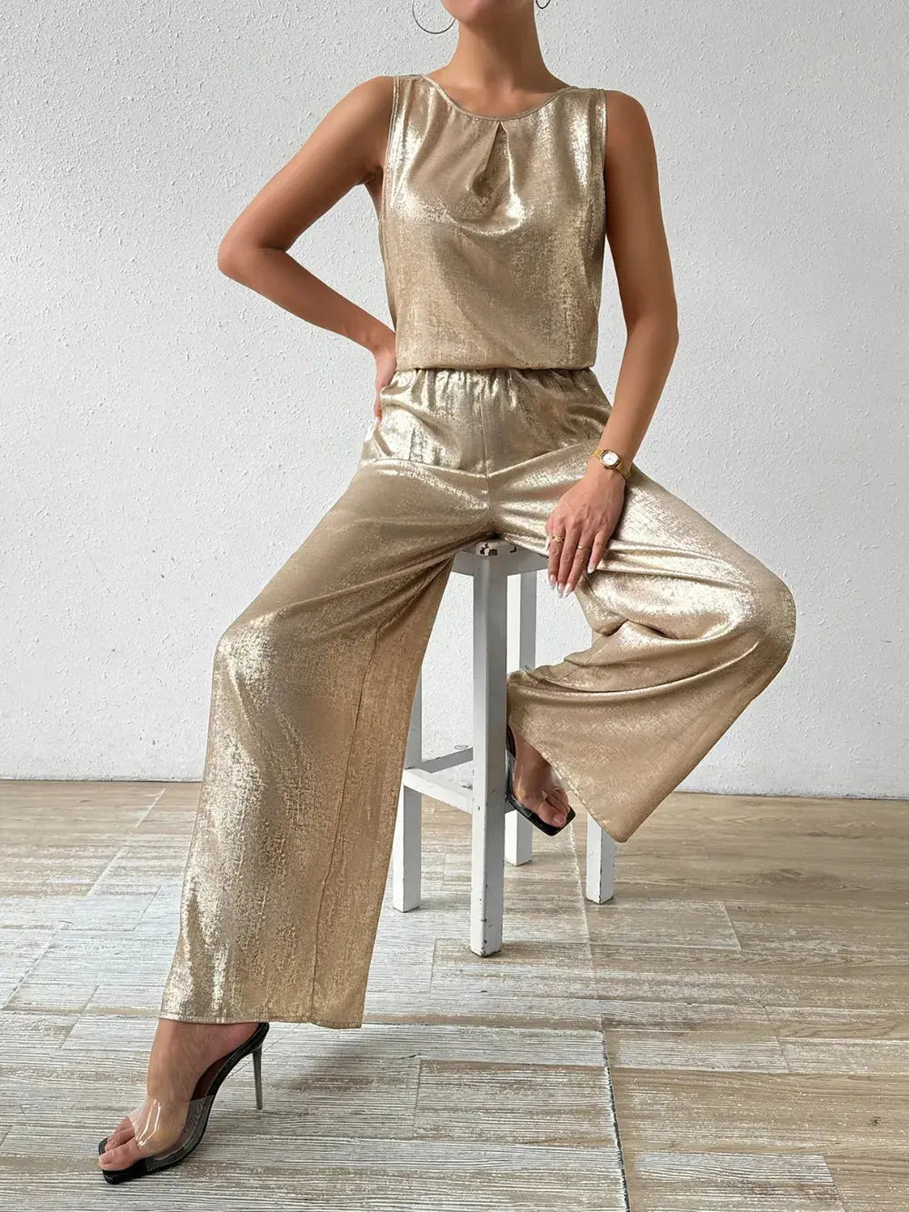 Ensemble haut sans manches et pantalon large tombant, brillant doré. eprolo