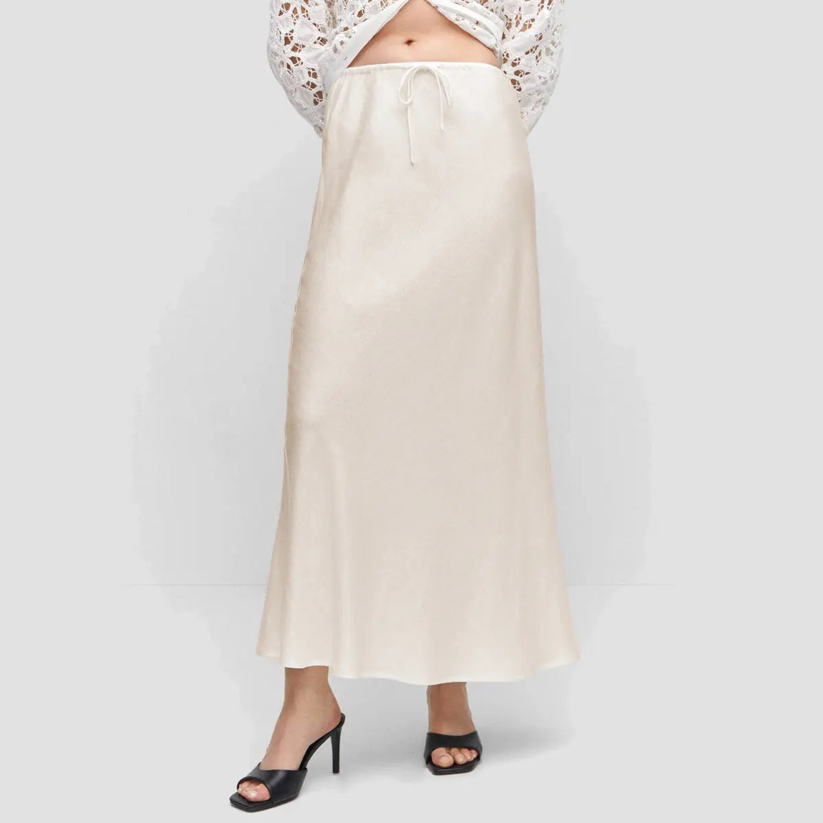 Jupe longue en satin, jupe taille haute nouée avec cordon de serrage. eprolo