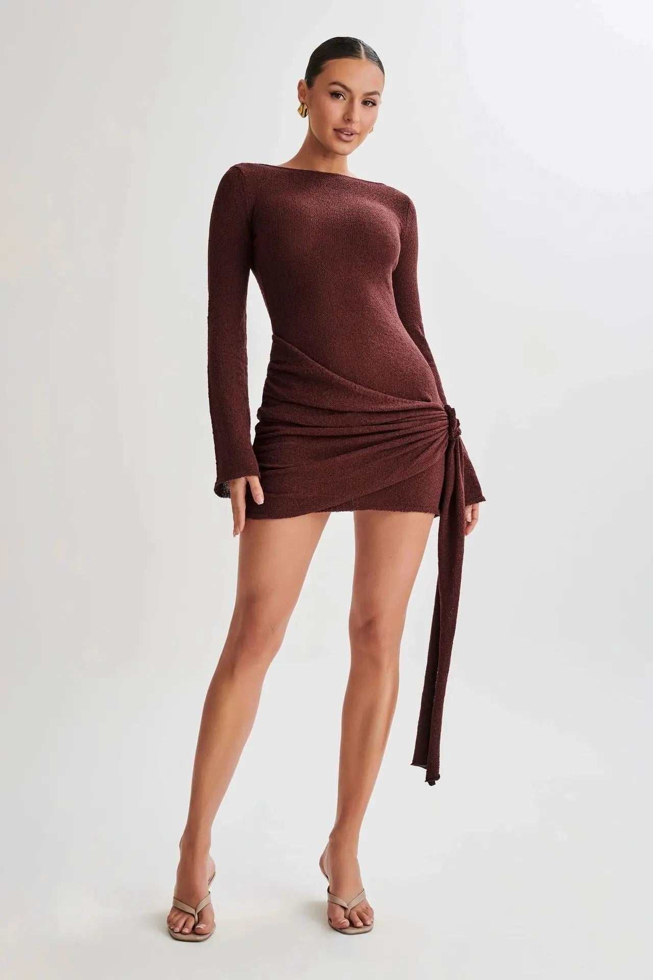 Robe courte Bianca, robe tricotée, jupe portefeuille sur les hanches et dos nu. eprolo