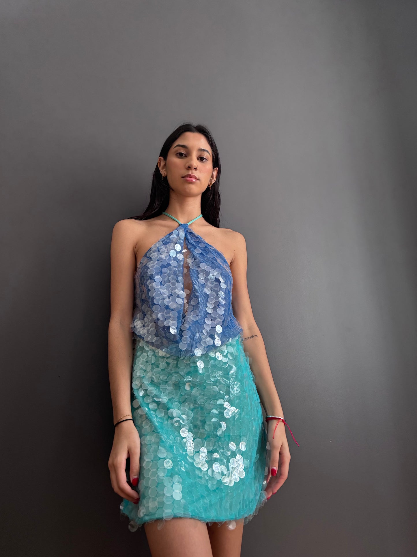 Robe courte Joya, pailletée, dos nu, sans manches. eprolo
