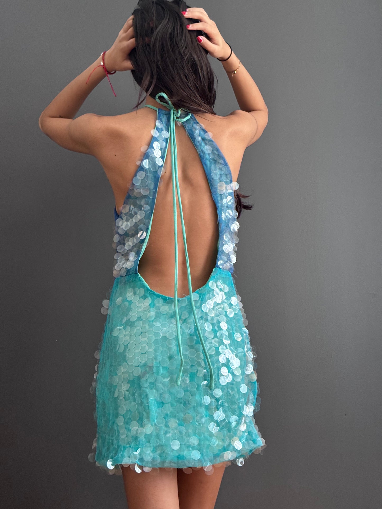 Robe courte Joya, pailletée, dos nu, sans manches. eprolo