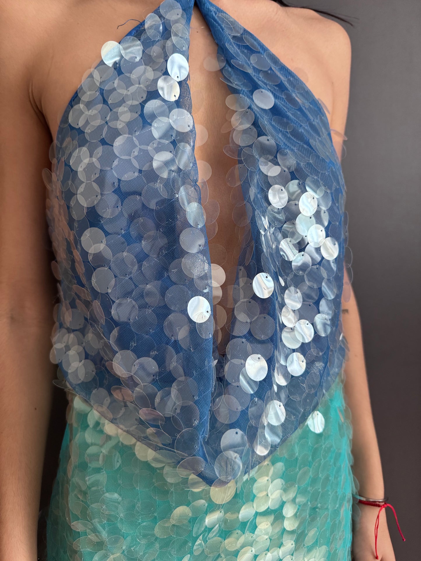 Robe courte Joya, pailletée, dos nu, sans manches. eprolo