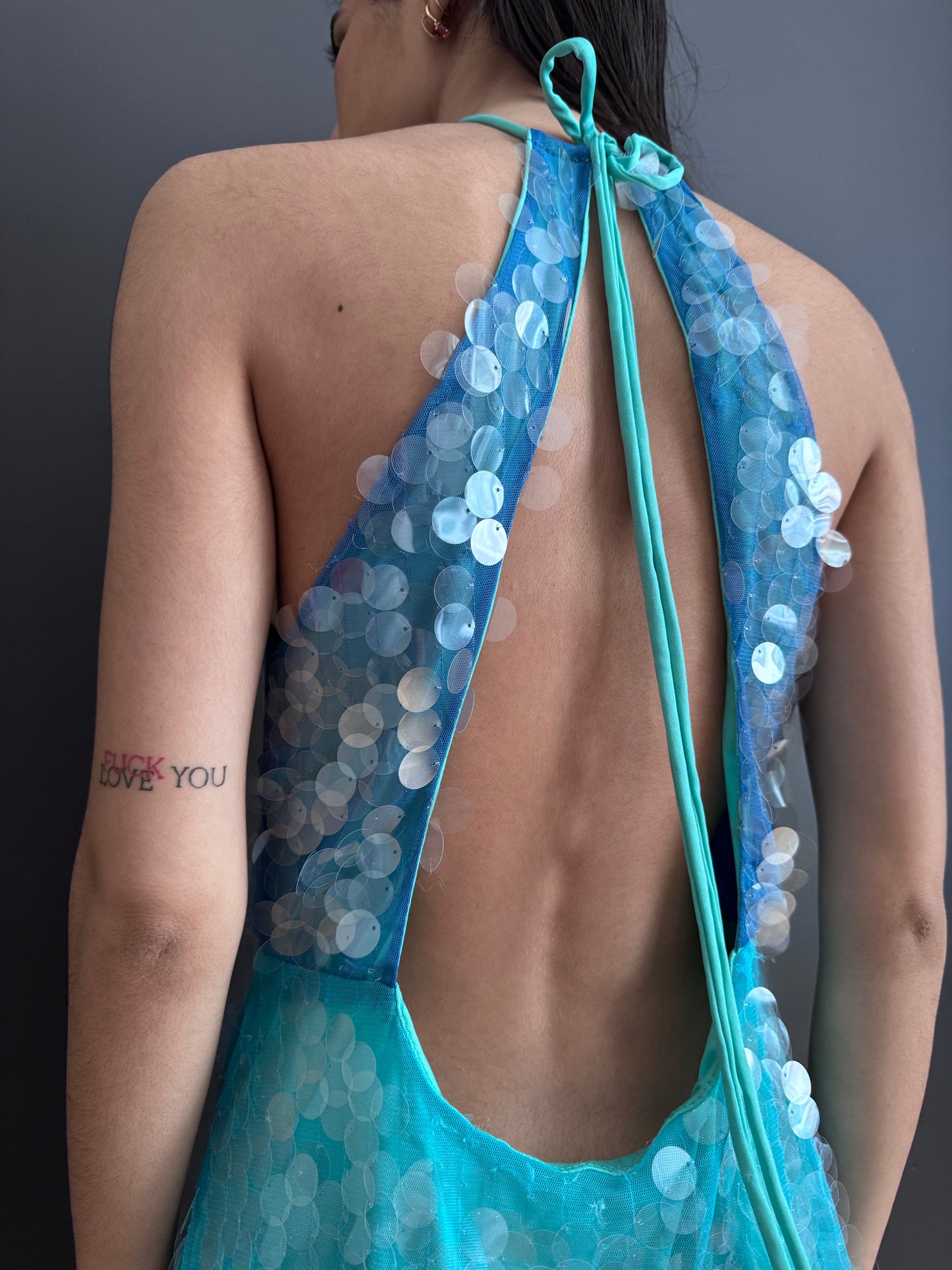 Robe courte Joya, pailletée, dos nu, sans manches. eprolo