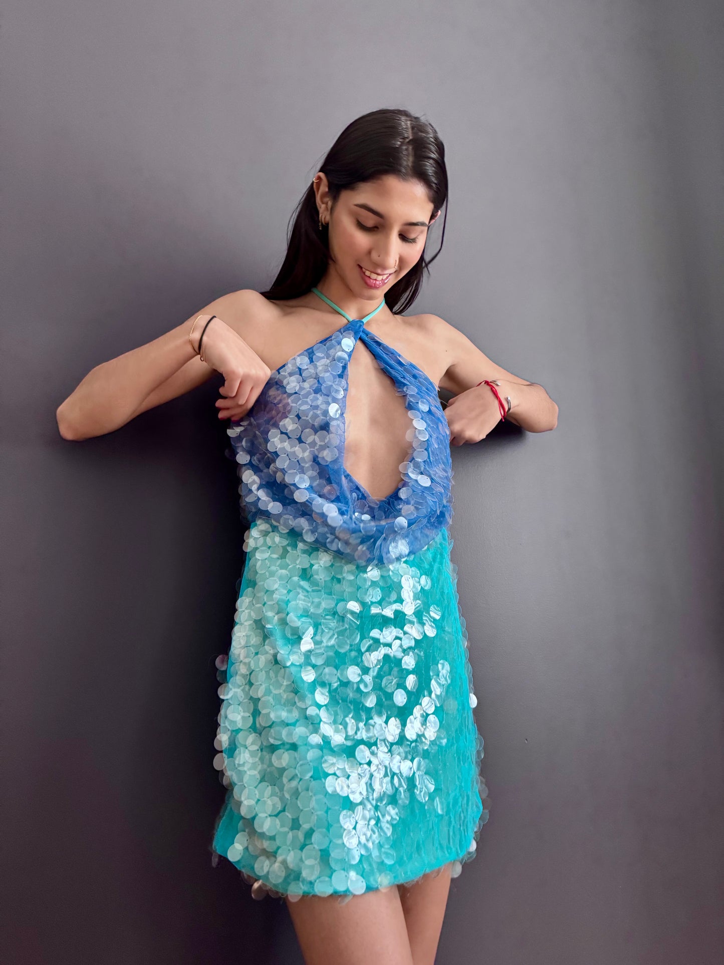 Robe courte Joya, pailletée, dos nu, sans manches. eprolo