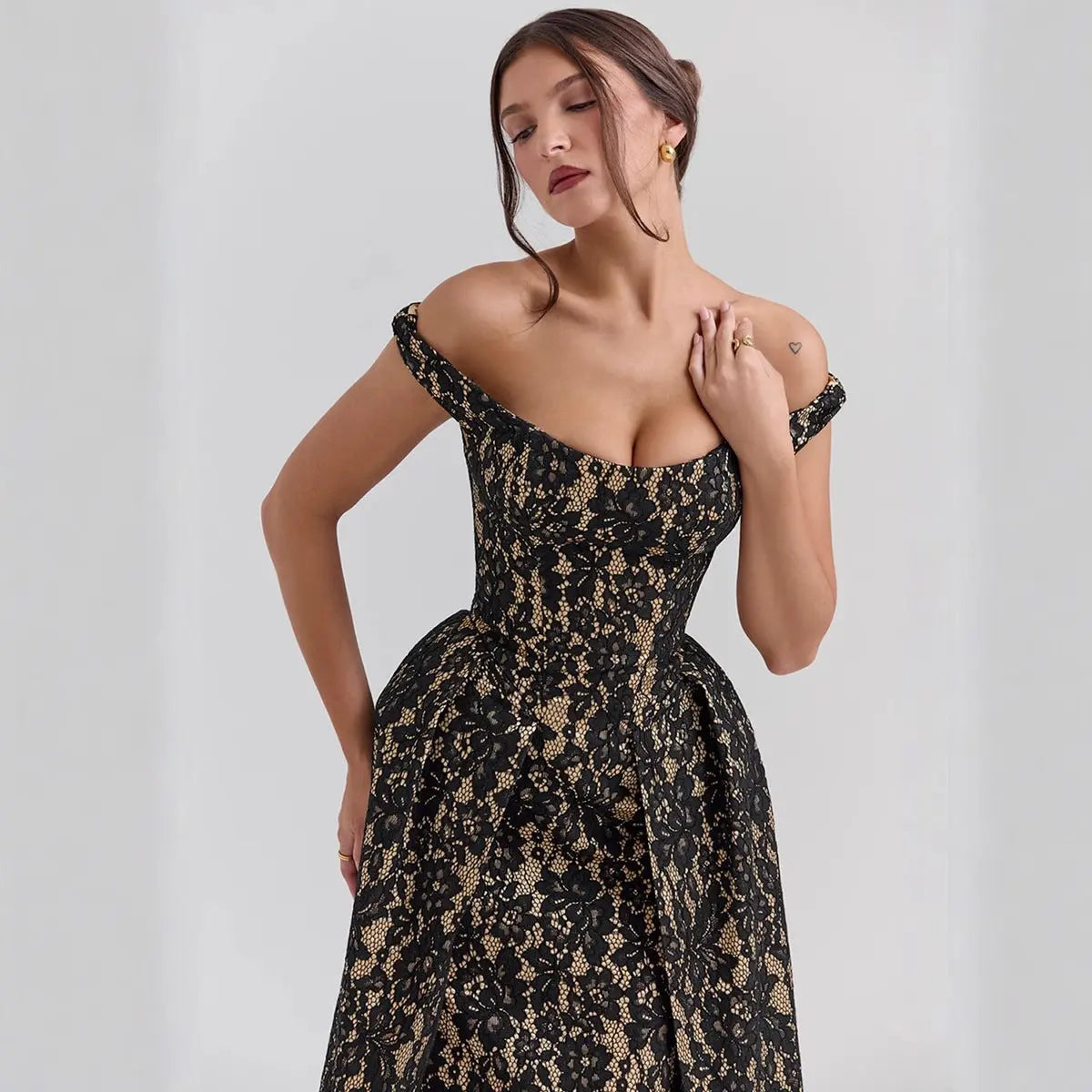 Robe longue Cassandra, robe midi imprimée, coupe ajustée, cintrée à la taille. eprolo