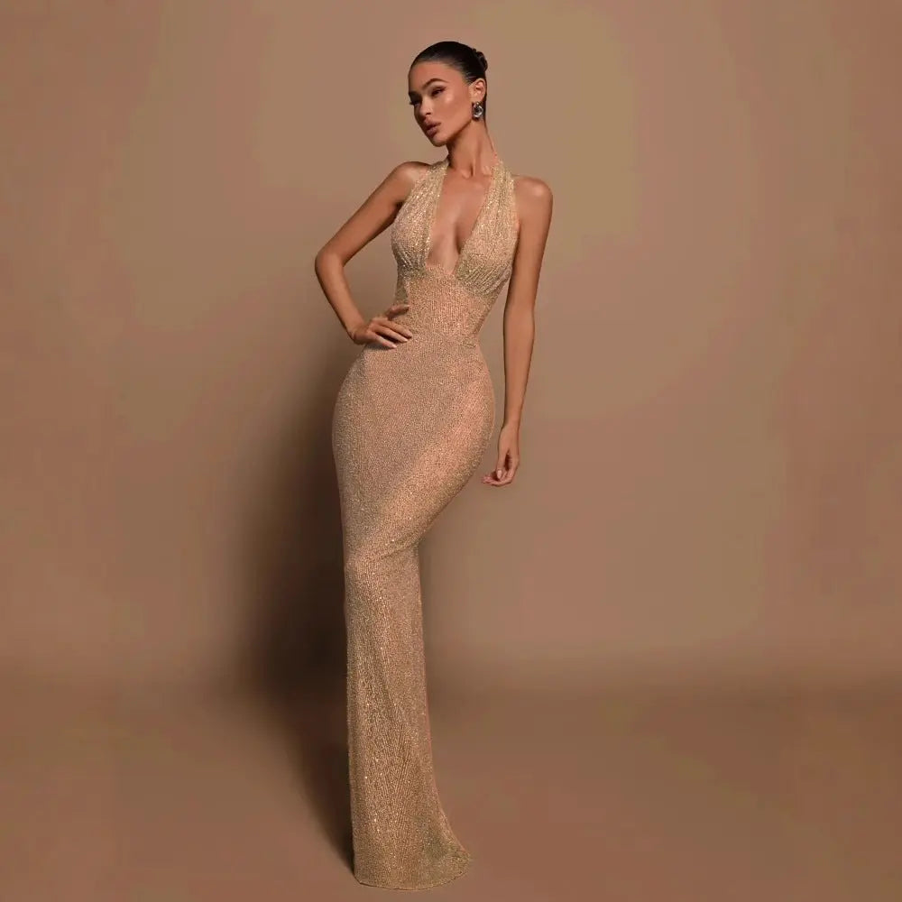 Robe longue Jenna, robe moulante pailletée, décolleté en V profond et dos nu. eprolo