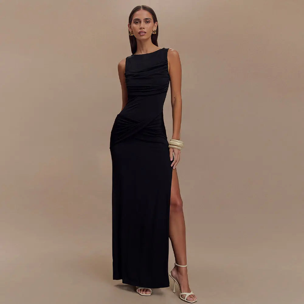 Robe longue Maéva, col rond et dos nu, sans manches, plissées , fendue et ajustée. eprolo