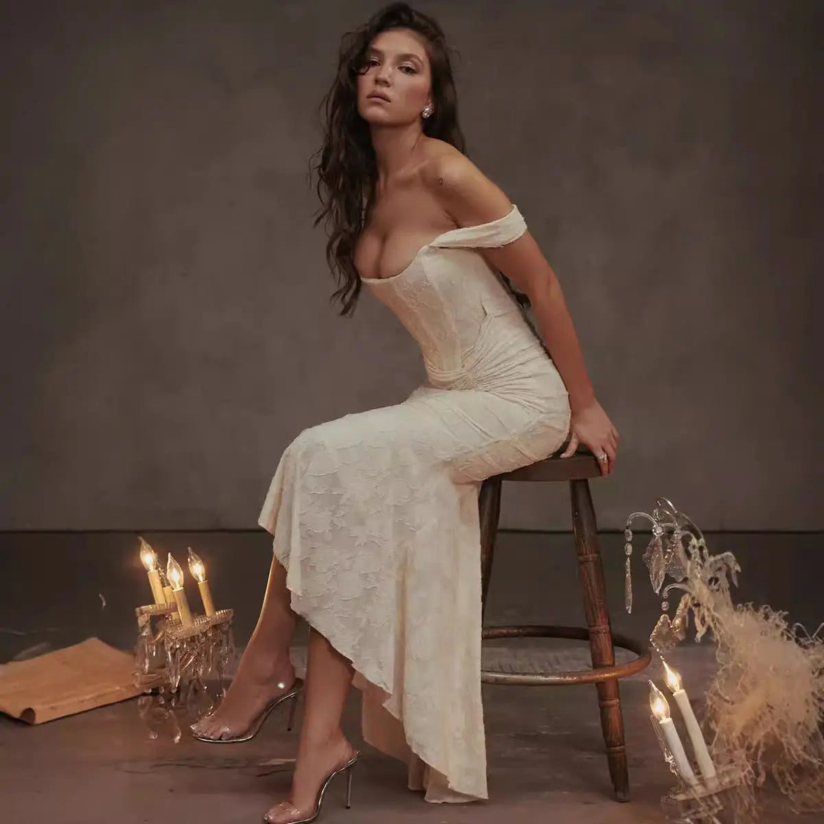 Robe longue Suzane, robe sirène à col carré, sans manches, en dentelle. eprolo