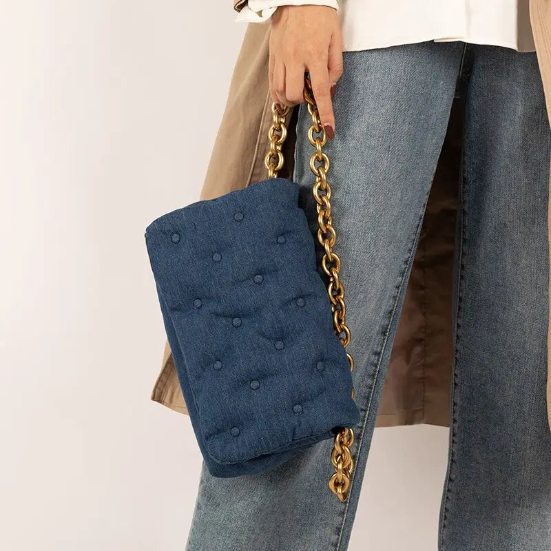 Sac à bandoulière en denim bleu foncé avec chaîne en métal épais, style rétro, grande capacité, boutons, carré, souple, tendance et décontr eprolo
