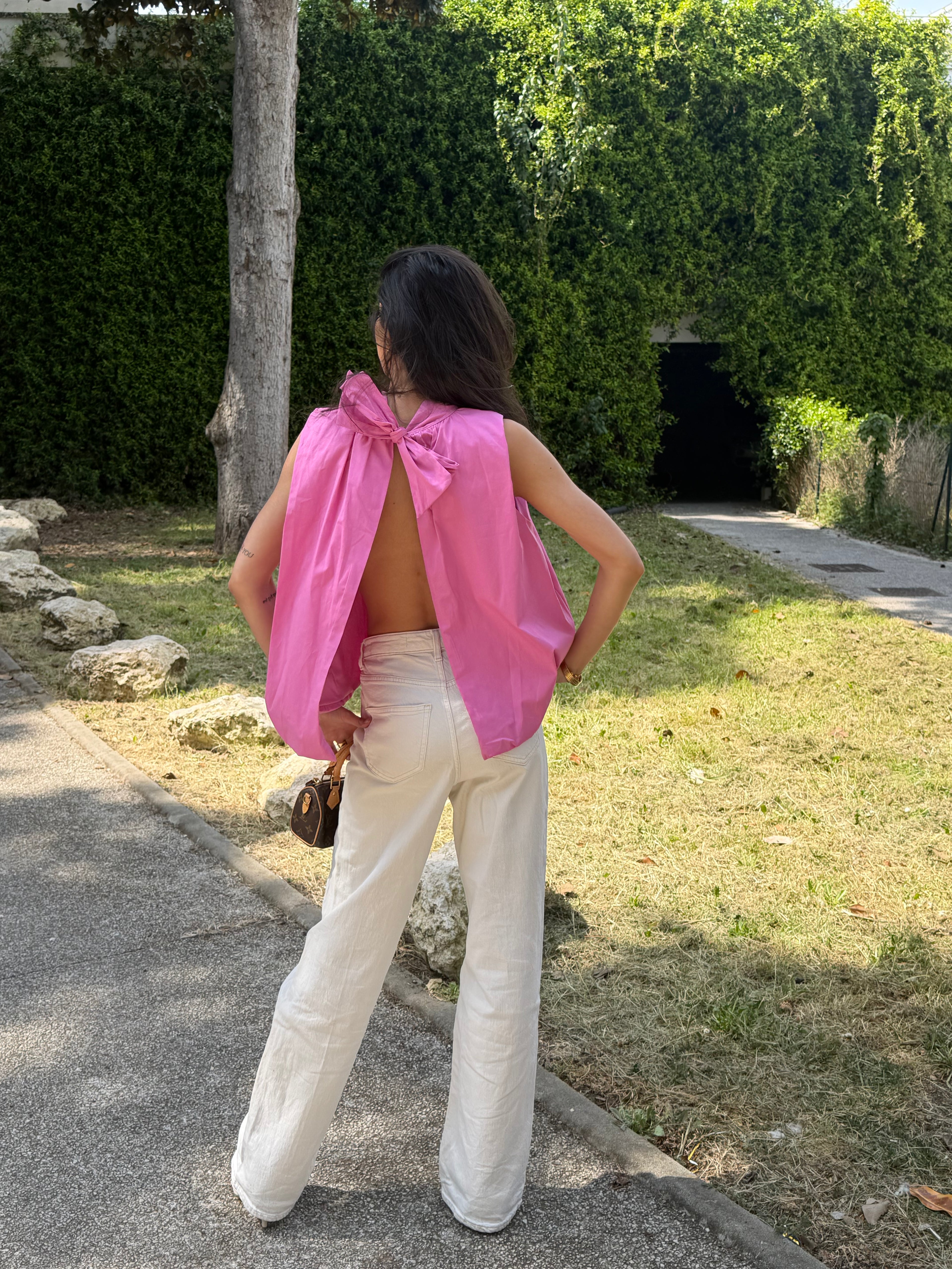 Blouse Ana fuchsia, sans manches et dos nu à nouer