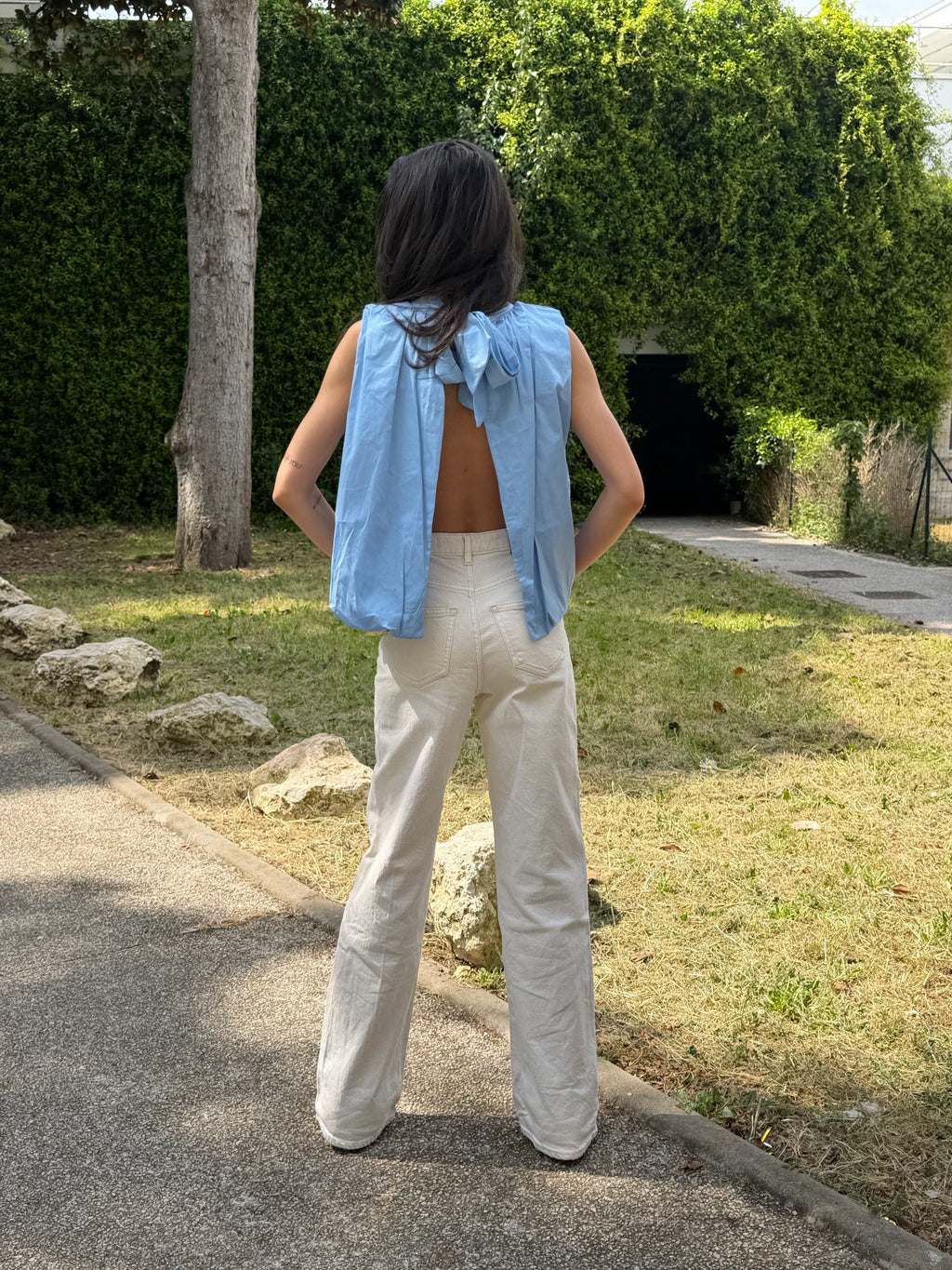 Blouse Ana bleu, sans manches et dos nu à nouer