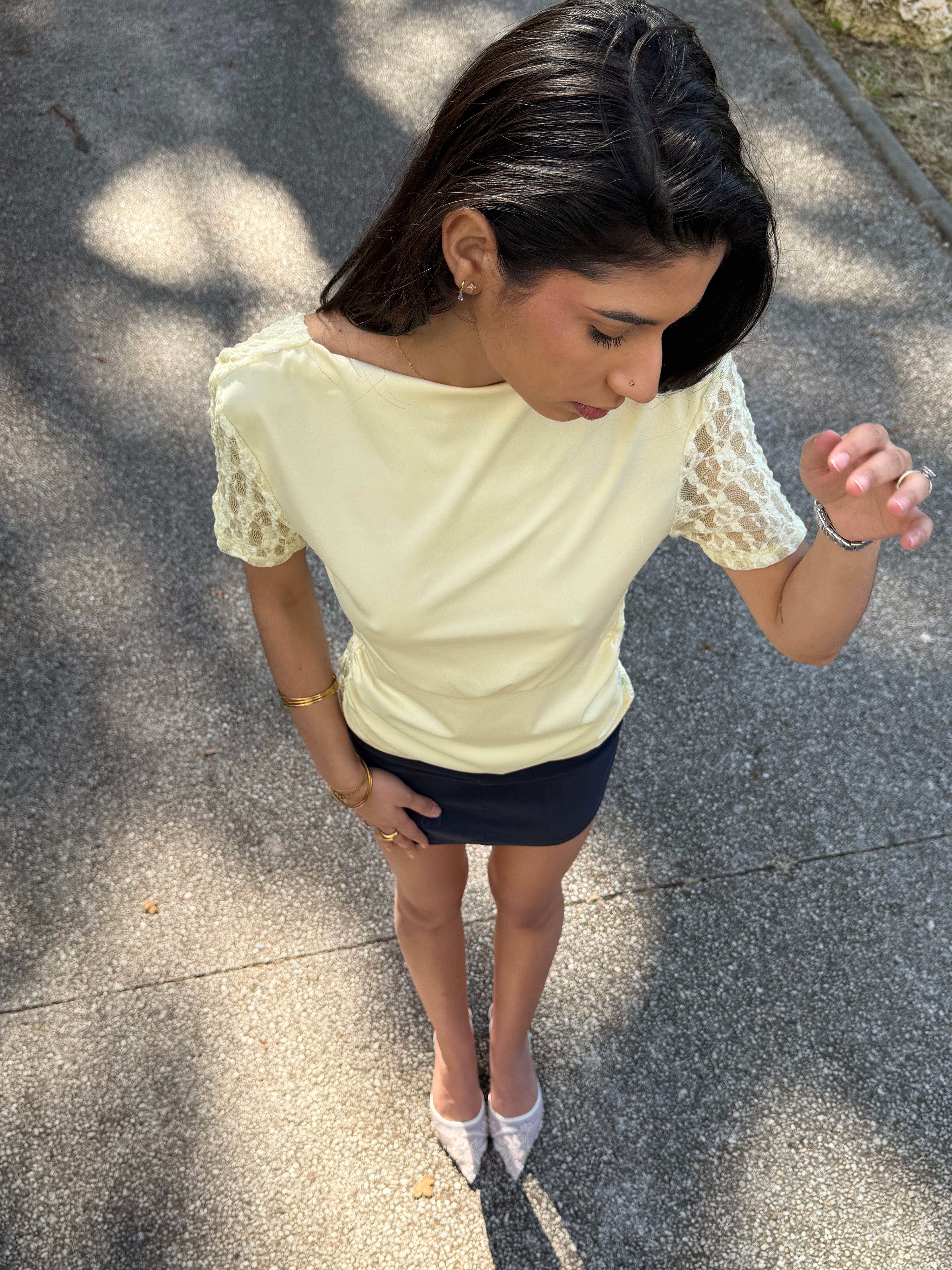 Haut Sonia jaune,  satin et dentelle dos nu