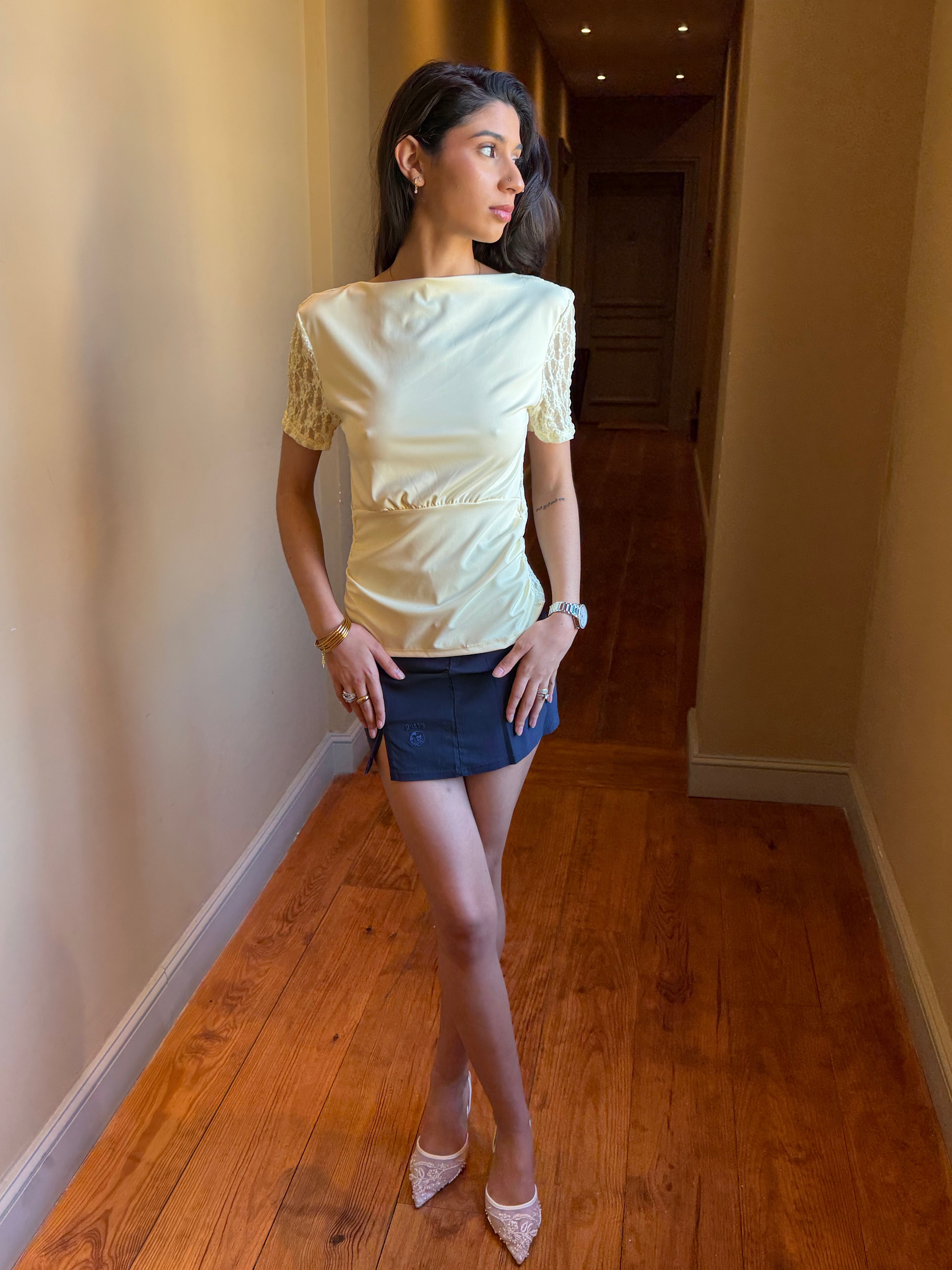 Haut Sonia jaune,  satin et dentelle dos nu