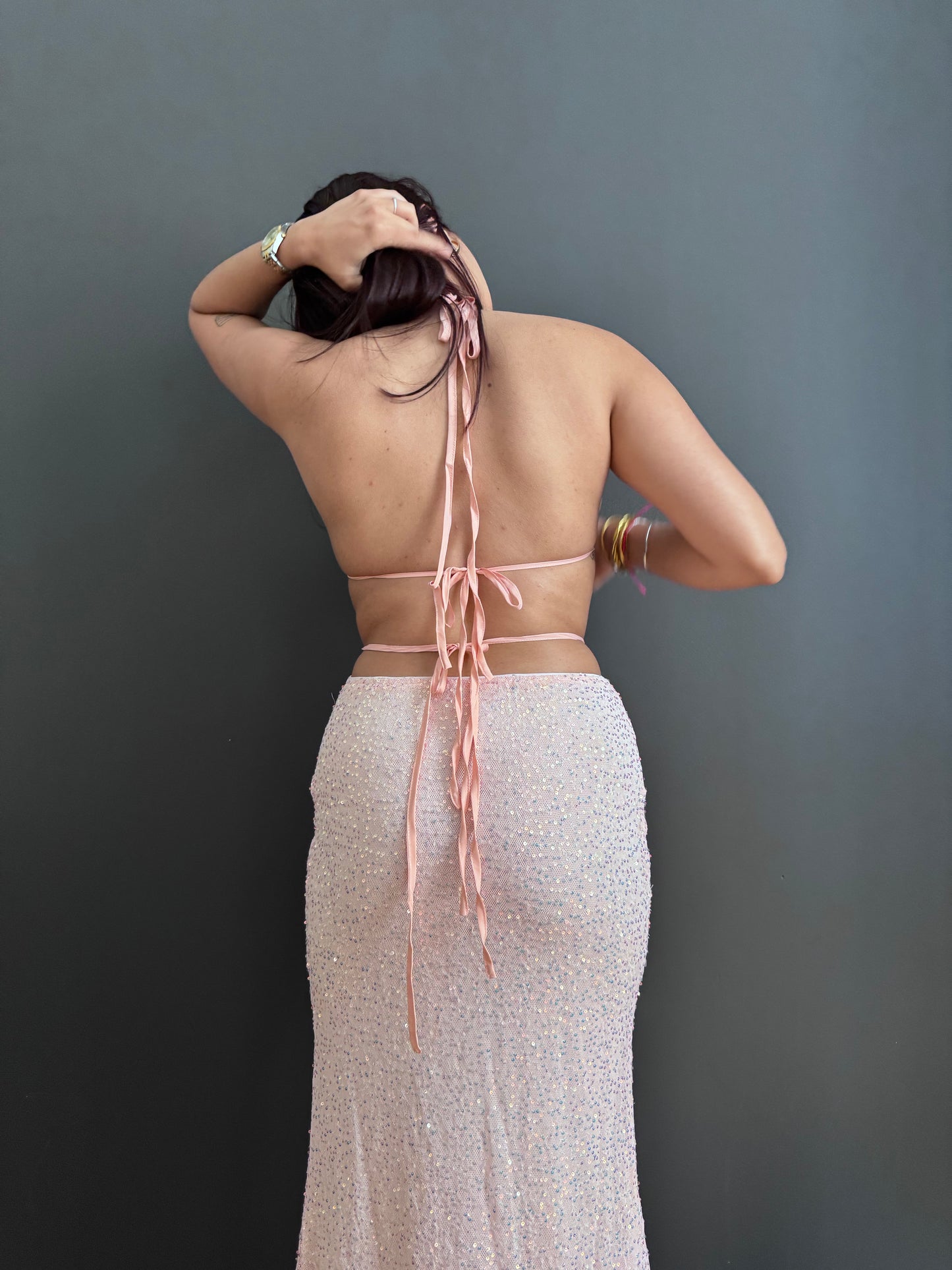 La robe Selma - Robe à sequins pailletée, col licou, décolleté en V profond, sans manches eprolo