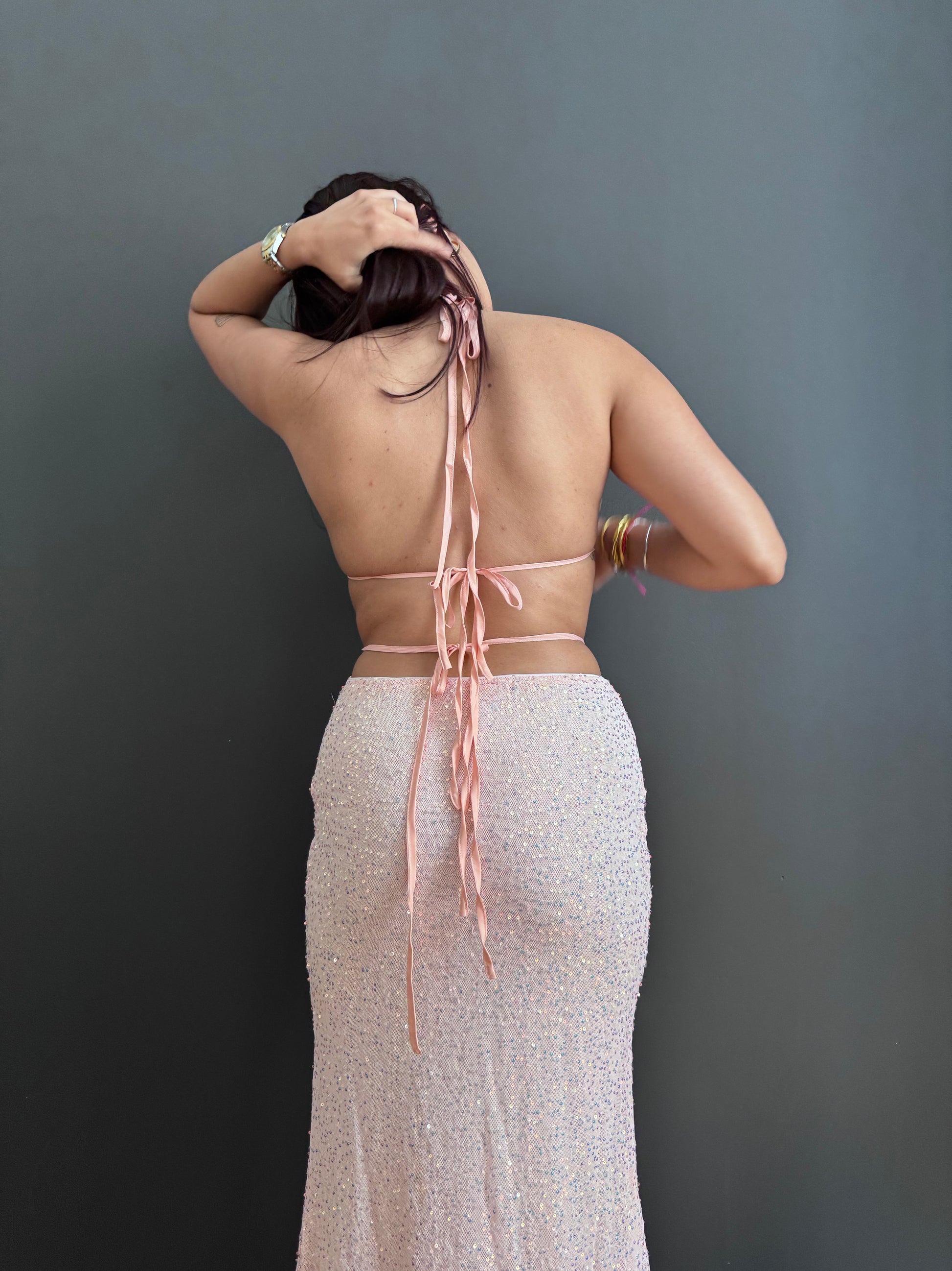 La robe Selma - Robe à sequins pailletée, col licou, décolleté en V profond, sans manches eprolo