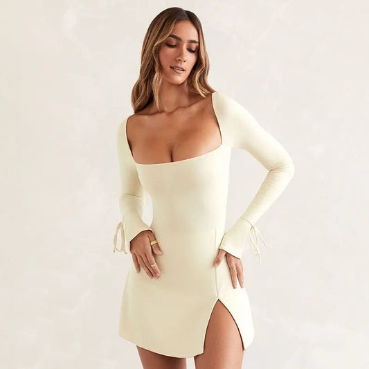 Robe courte Célia, fendue à manches longues et à col carré. eprolo