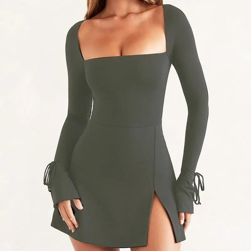 Robe courte Célia, fendue à manches longues et à col carré. eprolo