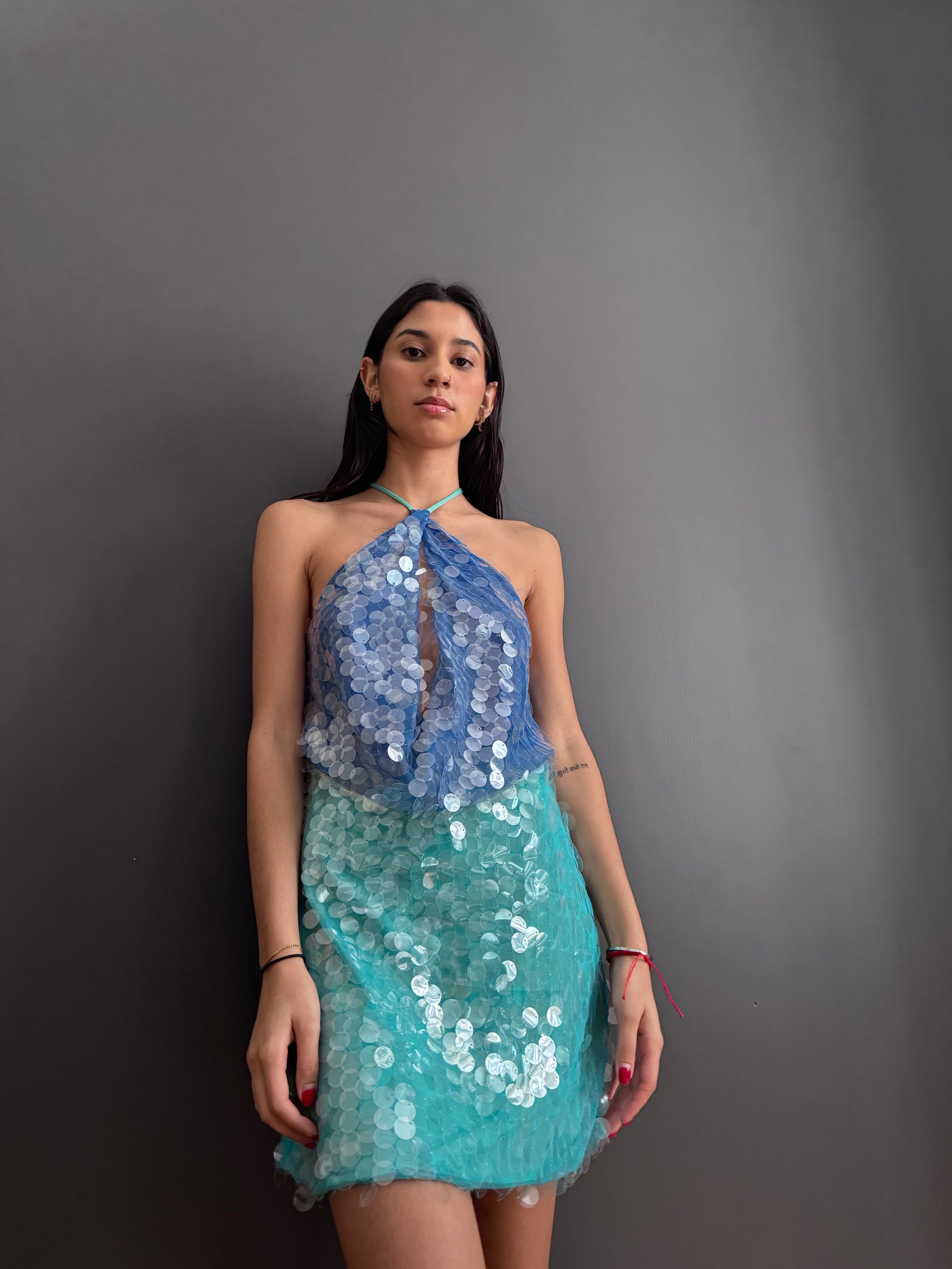 Robe courte Joya, pailletée, dos nu, sans manches. eprolo