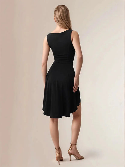 Robe courte Soraya, sans manches à col rond et ourlet asymétrique. eprolo