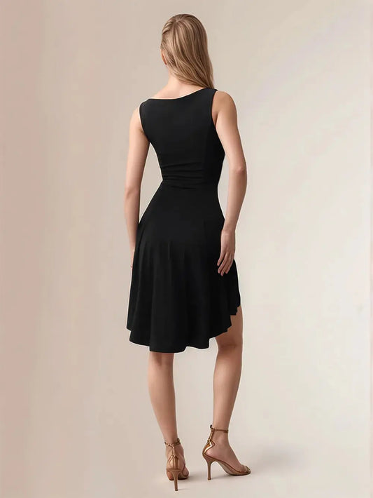 Robe courte Soraya, sans manches à col rond et ourlet asymétrique. eprolo
