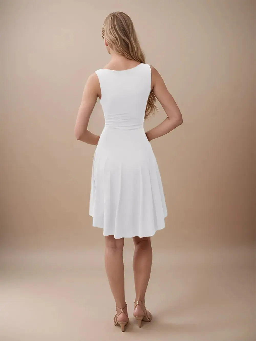 Robe courte Soraya, sans manches à col rond et ourlet asymétrique. eprolo