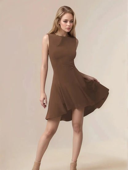 Robe courte Soraya, sans manches à col rond et ourlet asymétrique. eprolo