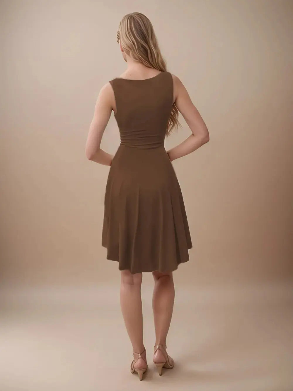 Robe courte Soraya, sans manches à col rond et ourlet asymétrique. eprolo