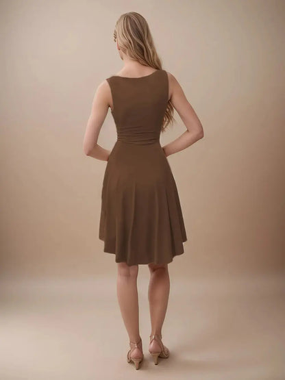 Robe courte Soraya, sans manches à col rond et ourlet asymétrique. eprolo