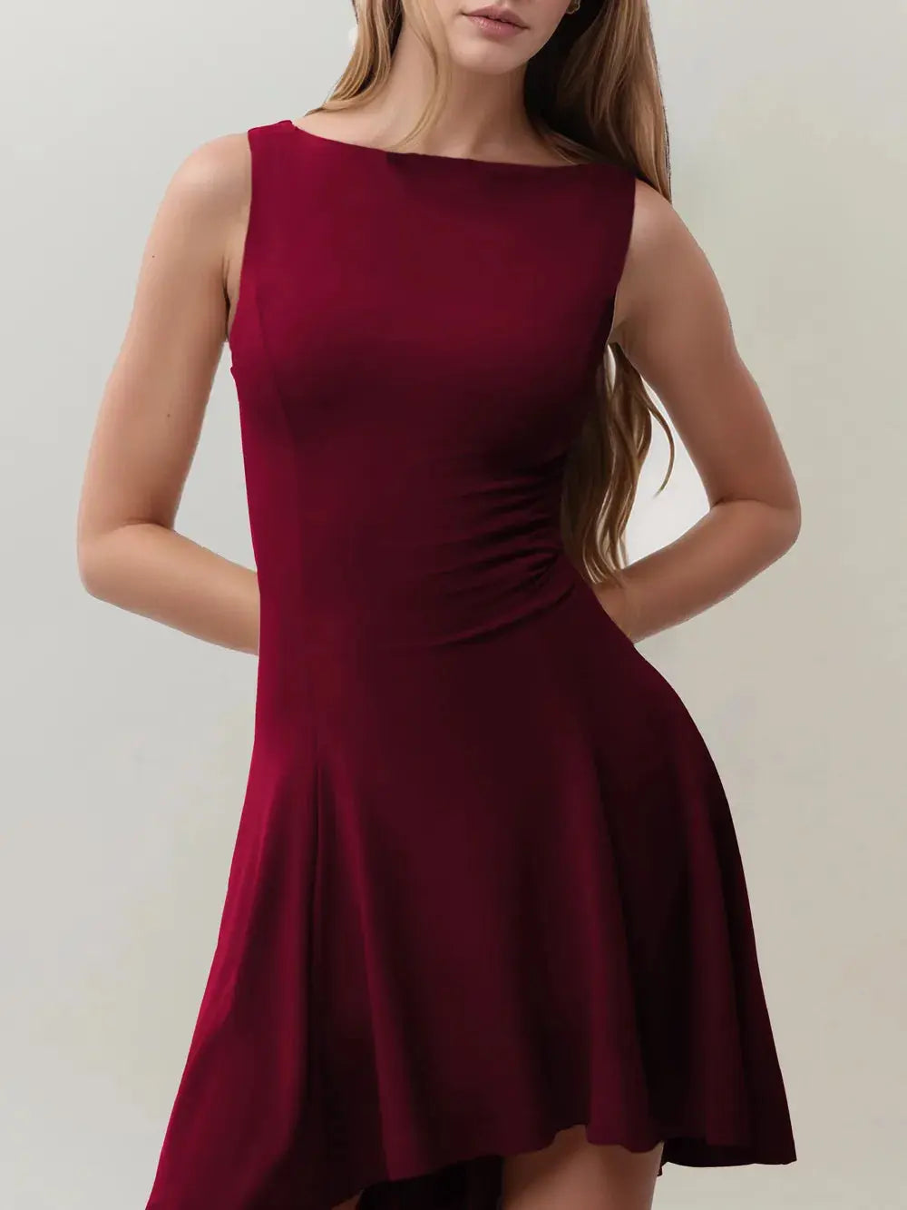 Robe courte Soraya, sans manches à col rond et ourlet asymétrique. eprolo