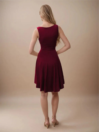 Robe courte Soraya, sans manches à col rond et ourlet asymétrique. eprolo