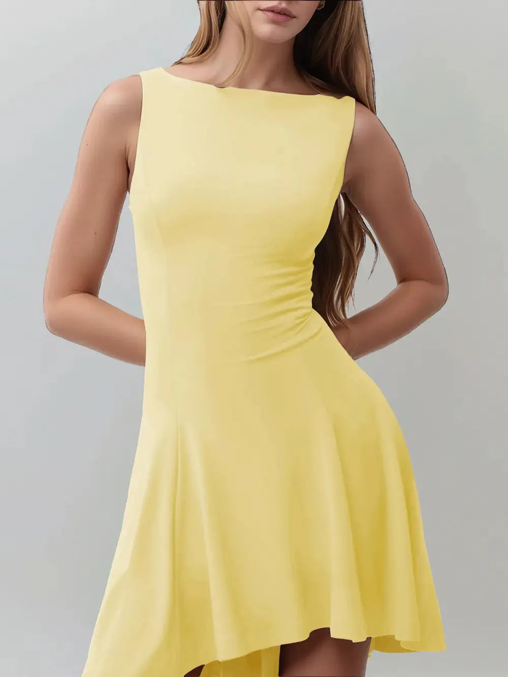Robe courte Soraya, sans manches à col rond et ourlet asymétrique. eprolo