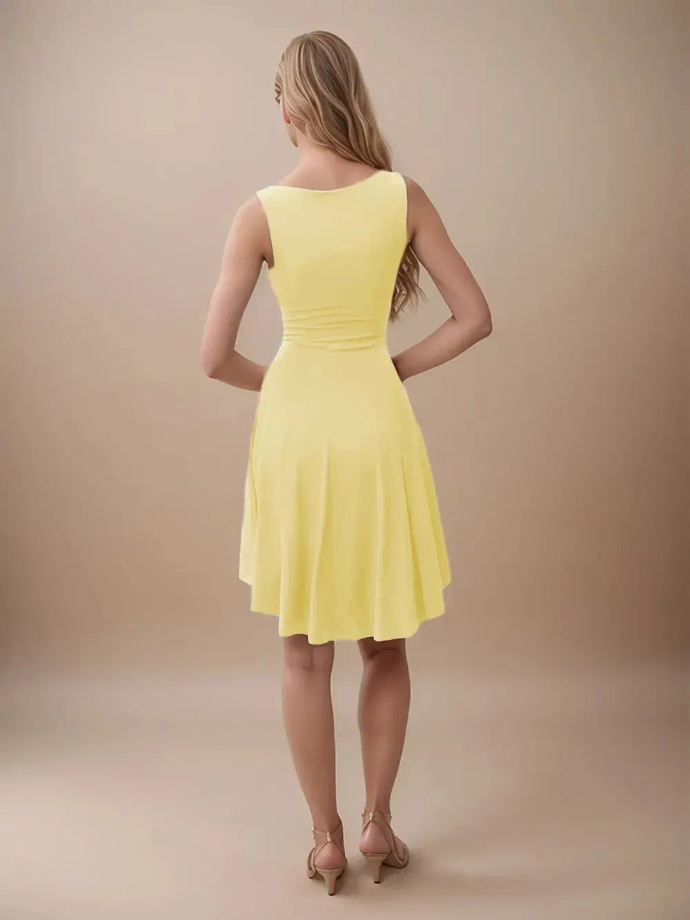 Robe courte Soraya, sans manches à col rond et ourlet asymétrique. eprolo