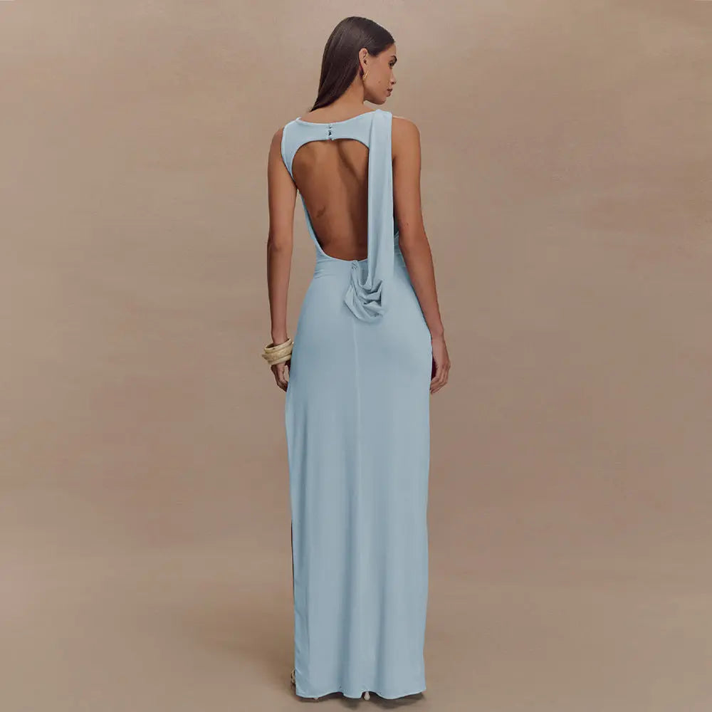 Robe longue Maéva, col rond et dos nu, sans manches, plissées , fendue et ajustée. eprolo