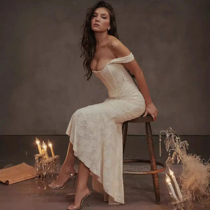 Robe longue Suzane, robe sirène à col carré, sans manches, en dentelle. eprolo
