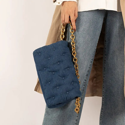 Sac à bandoulière en denim bleu foncé avec chaîne en métal épais, style rétro, grande capacité, boutons, carré, souple, tendance et décontr eprolo