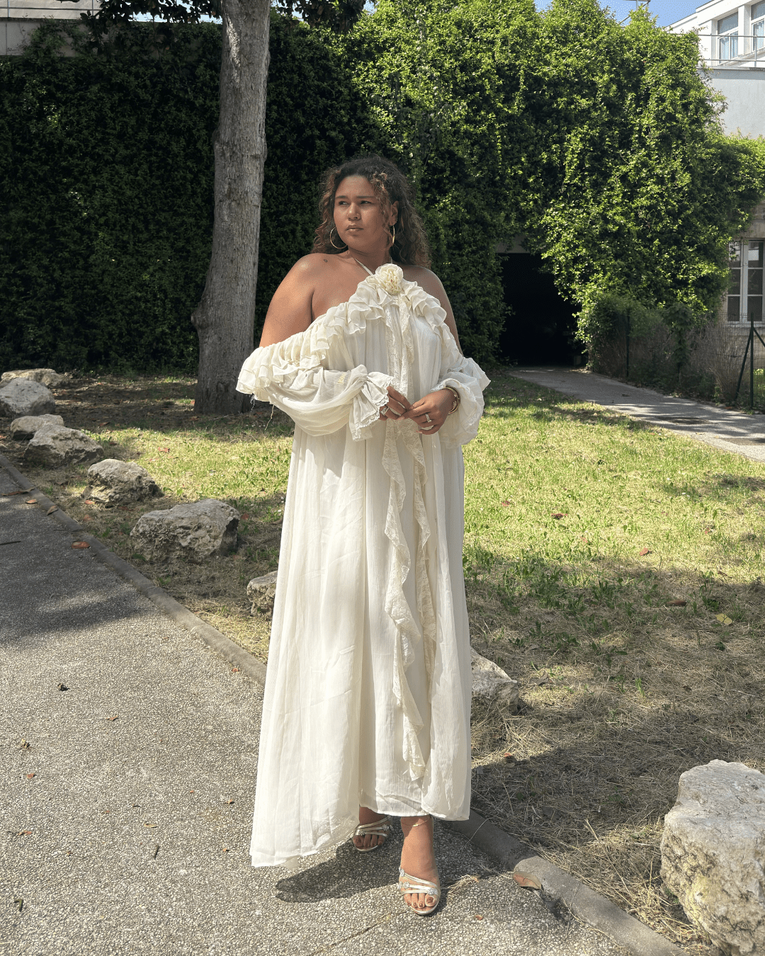 Robe Héléna beige, dos nu et manches longues
